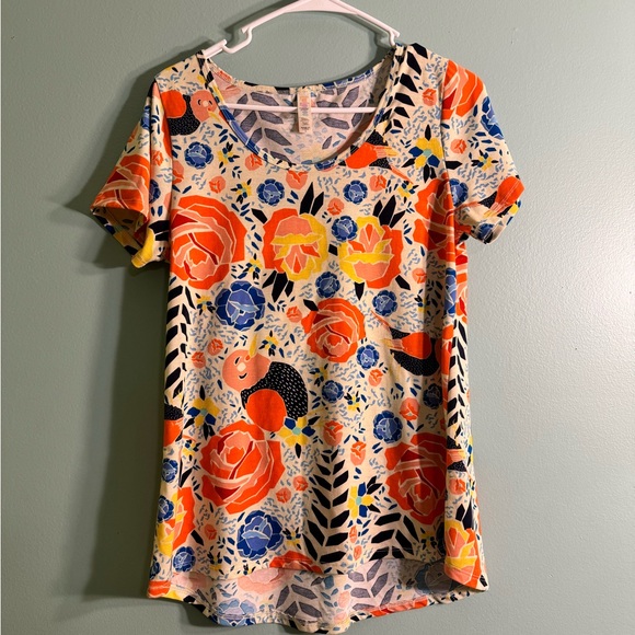 Soft and comfortable Lularoe, t-shirt , size small. - Picture 1 of 4